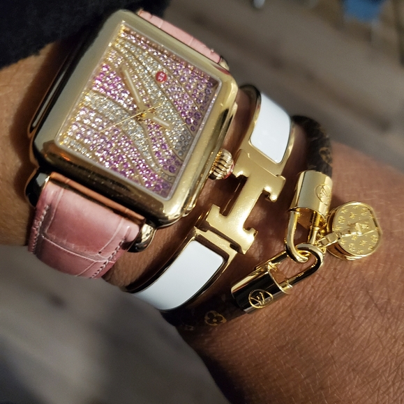 Meet your Posher, Cynthia - Picture 3 of 3